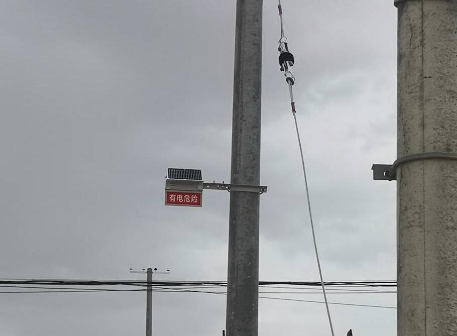 甘肅電力安裝防外破警示牌，為電力防護(hù)增添“保護(hù)傘”